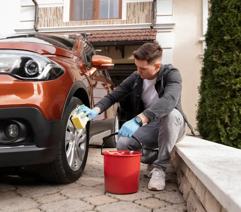 Lavage auto à domicile La Riche : professionnel intervenant sur un véhicule